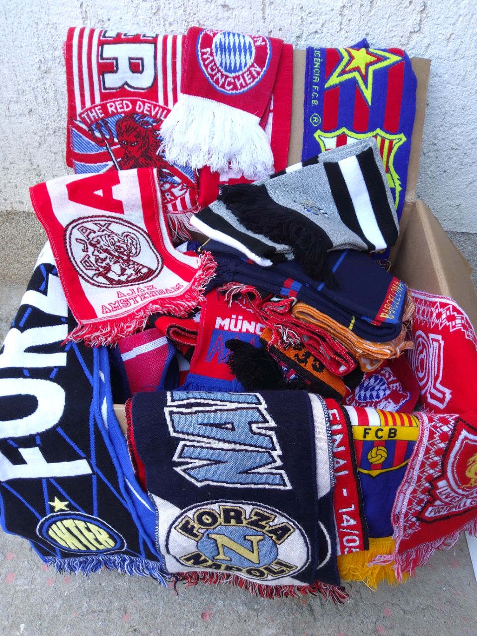 15kg Box of Sports Football Scarves from Europe Teams Unsorted