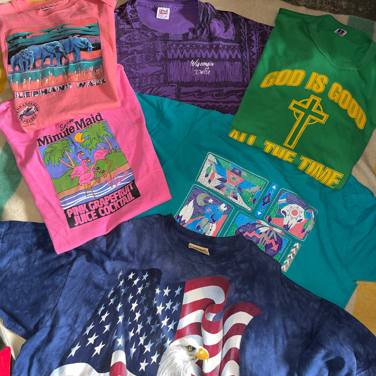 VINTAGE GRAPHIC T SHIRTS 90s ONLY —45 PIECES
