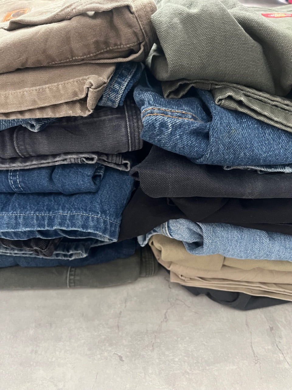 Carhartt, dickies and Levi’s pants (25 pieces)